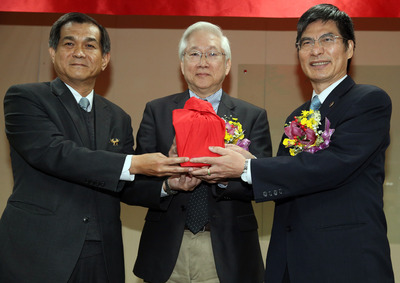 科技部8日舉行部長交接典禮,新任科技部長陳良基(右)在政委吳政忠(中)監交下,由卸任部長楊弘敦(左)手中接下印信。圖/中央社