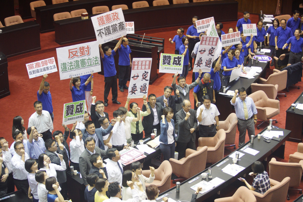 立法院臨時會今（25）日下午繼續進行「政黨及其附隨組織不當取得財產處理條例」（不當財產處理條例）表決大戰，繼中午通過民進黨團修正案確認法案名稱後，至下午3點20分為止已通過4條文。