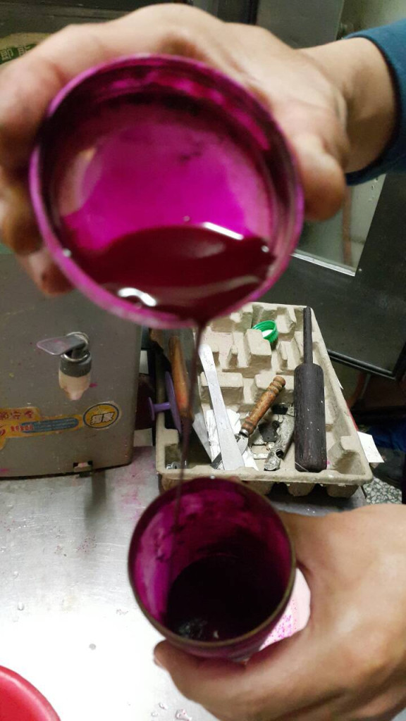清明時節常有色彩鮮艶麵龜等製品，其中部分有可能由於無知摻用工業用色素，獲利有限卻觸法，也妨礙人體健康，殊為不值。（中市衛生局提供）
