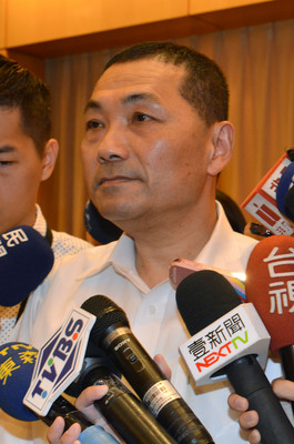 因應昌鴻颱風可能來襲,新北市副市長侯友宜(見圖,中央社資料照片)指示市府各局處做好防颱整備,確實固定路樹、招牌等,避免民眾受傷。