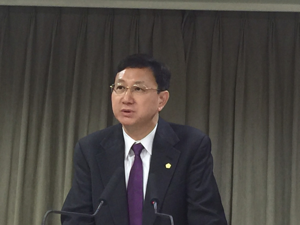 準行政院發言人童振源今天公布新任政院副秘書長施克和、文化部次長丁曉菁。(朱蒲青攝)