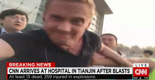 CNN記者播報天津爆炸激動民眾圍攻：不要老外報導！還與採訪記者拉扯，主播無奈表示，「這種事情在大陸常常發生」。