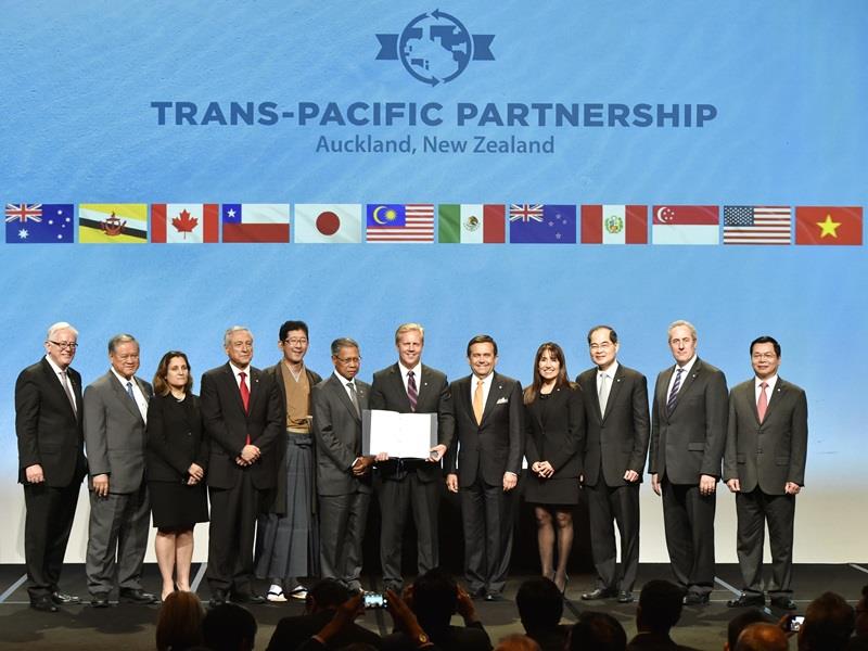 跨太平洋夥伴協議(TPP)今日在紐西蘭正式簽署，但除了場外抗議不斷，因協議需各國國會通過，但光美國國會便醞釀拖延，使得該協議生效日恐難以預期。（共同社提供，中央社）