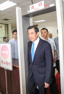 前總統馬英九(前)不滿被指收頂新政治獻金,控告媒體人周玉蔻加重誹謗。今天二審開庭,馬英九親自出庭。圖/中央社