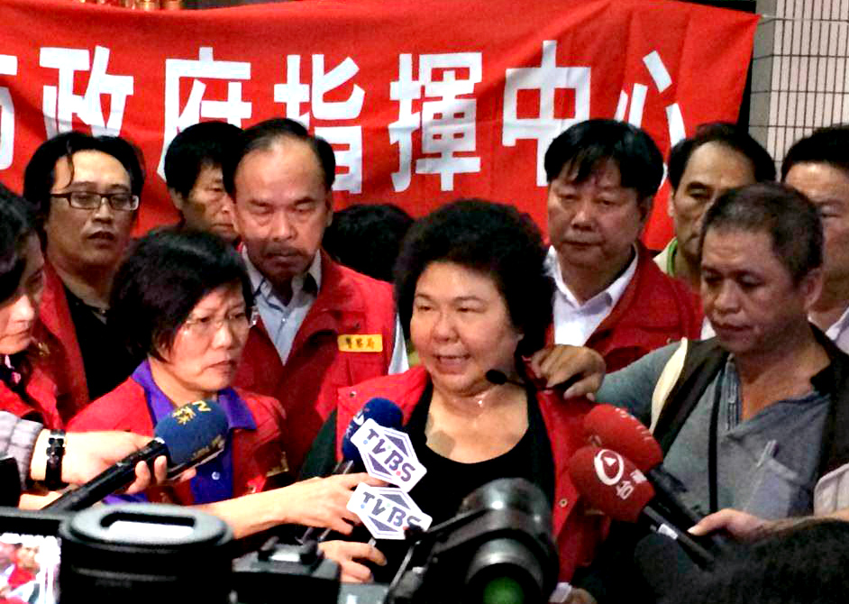 高雄市府期待政院長官能體諒救災工作,並以高雄市民痛苦為念,給予地方所亟需的。(圖片取自陳菊臉書)