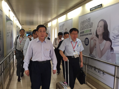 台北市長柯文哲(右)17日率團赴中國大陸上海市參加雙城論壇,上海副市長翁鐵慧與台辦主任李文輝(左)等人下午4時餘在上海虹橋機場接機。(台北市政府提供)