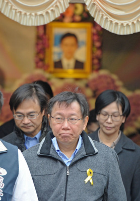 台北市長柯文哲今天上午出席復興空難正機師廖建宗告別式，表情凝重。（中央社20150209）