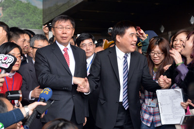 台北市長柯文哲為大巨蛋違約竟無「法」可處罰氣到要吃血壓藥,前任市長郝龍斌今天卻說不是割地賠款,而是北市府割了遠雄的地,還要柯好好看看相關規定。(資料照,中央社)