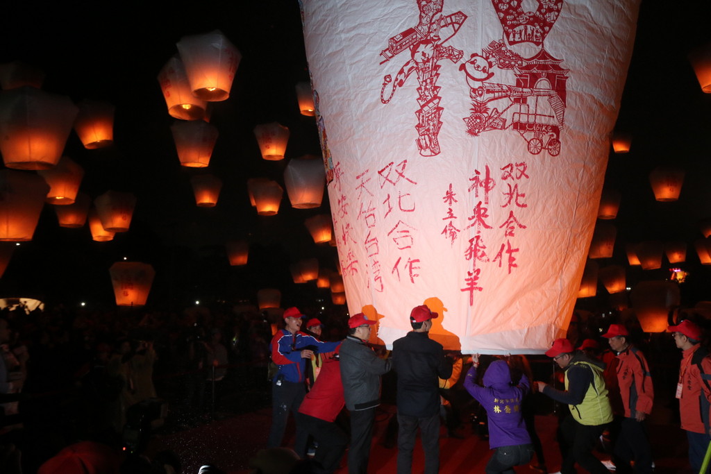 放巨型天燈時，朱立倫寫上「神采飛羊」並簽名，柯文哲寫了「天佑台灣」，但並未簽名。記者何豪毅攝20150305
