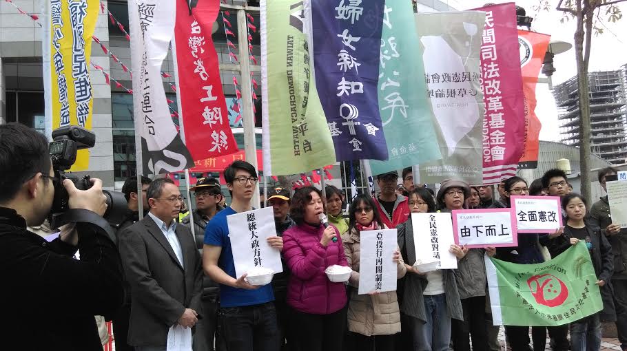 中國國民黨主席朱立倫沒空見憲改團體，屢屢請吃「閉門羹」，憲動盟等10幾個團體今天到黨部「回敬」三碗羹。（圖由憲動盟提供20150408）