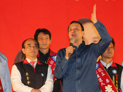 國民黨總統候選人朱立倫(前右)19日晚出席台南市競選總部成立大會,他振臂疾呼經濟才是正道,才是台灣的出路。朱在晚會中也自誇2009年他擔任行政院副院長政績,用真功夫解決當時的困難。(中央社)