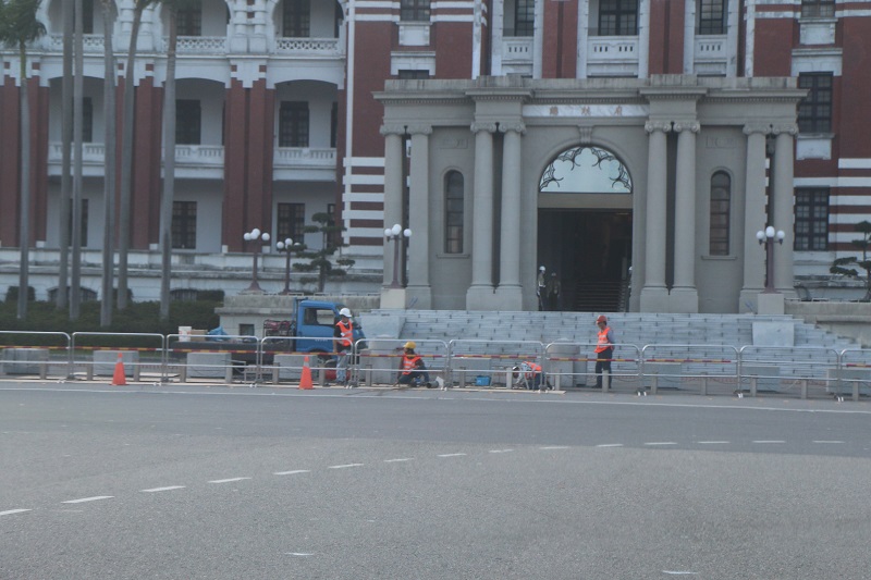 國安部門接獲情資,投票日當晚恐有聚眾鬧事,現正加派人力強化工事。(記者何豪毅攝)