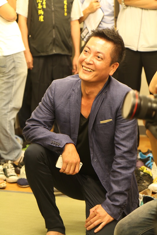 張碩文擔任連勝文發言人，今首度上工，蹲在地上聆聽連受訪，時而笑容滿面，顯得十分投入。（記者何豪毅攝）