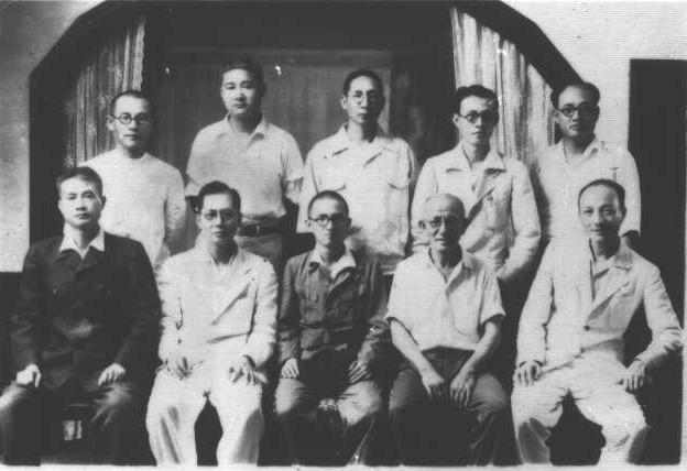 歡送不知名的年輕醫生被徵往南洋，前排左起，韓石泉、莊孟侯、不知名的年輕醫生、醫師公會長Yamamoto、莊榮坤；後排左起，吳褔蔭、蔡丁贊、戴神庇、葉作舟、葉南輝。(莊兆枋/提供)