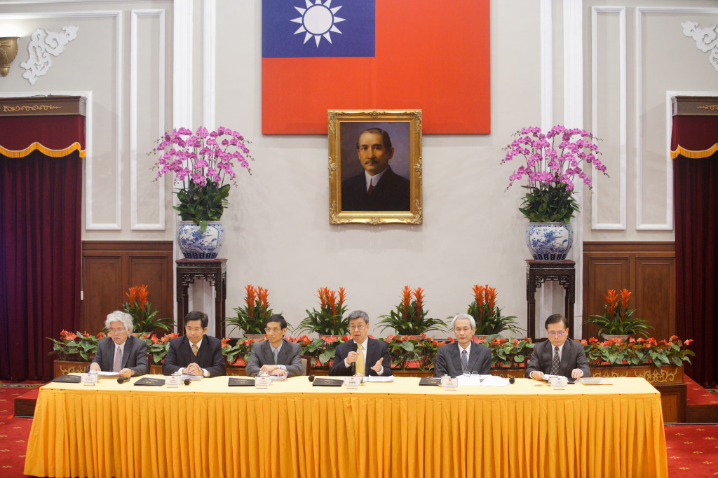 副總統陳建仁舉行總統府國家年金改革國是會議會前記者會，陳建仁表示，勞保年金提高天花板為48500，目前沒共識。圖/張良一