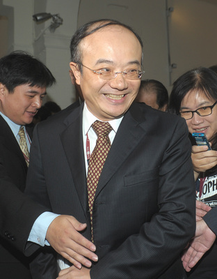 一個中嘉案讓立法院兩個委員會為了它吵翻天,更陸續做出決議要求國家通訊傳播委員會(NCC)重審,但NCC主委石世豪(圖)則回應指,如果法律符合得重審,NCC也會遵循。(中央社資料照)