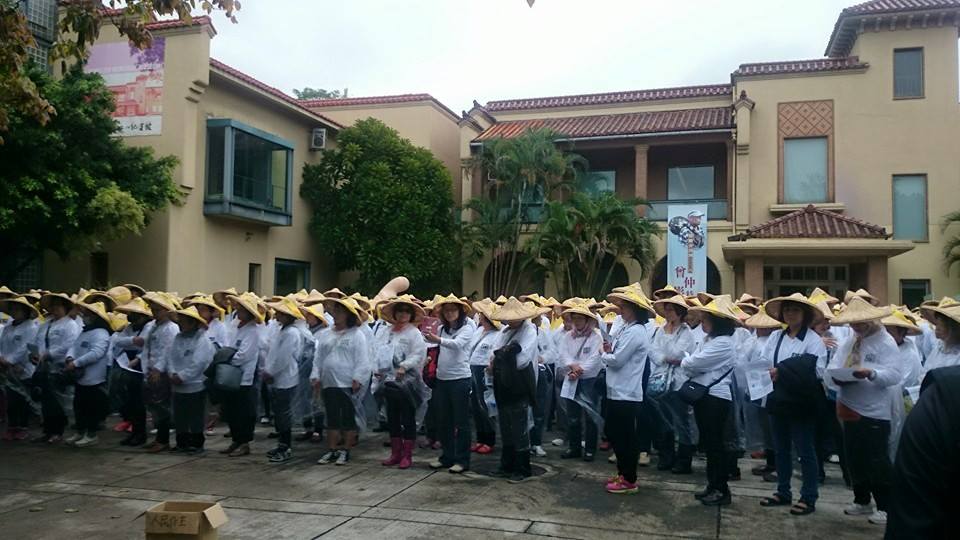 「410還權於民」行動，今天下午戴著斗笠、穿著人民作主制服的隊伍在228紀念館前集合。（圖由秋風提供20150410）