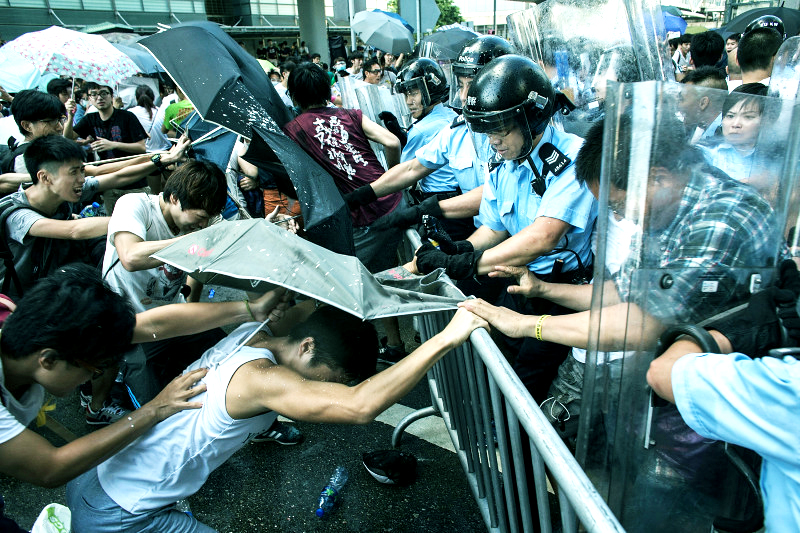 27日早上，警方開始清場，防暴警察多次增援，清空公民廣場，但添美道上憤怒人群聚集不散。（網路資料翻攝）