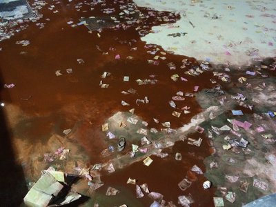 新北市八仙樂園27日晚間舉辦Color Play Asia彩色派對活動，主舞台發生火警，突然竄出不明火勢燃燒，導致現場大批民眾受到燒灼傷。圖為事發現場。中央社記者吳家昇攝　104年6月27日