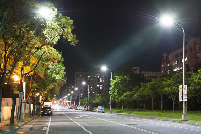 水銀路燈耗電耗能增碳，中市有近10萬盞水銀路燈，明年底全部汰換為高效能及耐用的LED路燈，減能省碳又省錢。(圖片摘自網路)