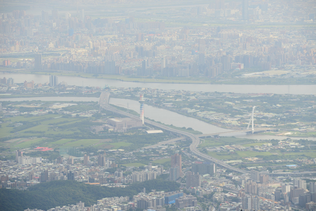 這波東北季風強勁，西半部普遍空氣品質不良，環保署提醒民眾，若有不適，如眼痛，咳嗽或喉嚨痛等，應減少體力消耗，特別是減少戶外活動。示意圖。圖／郭文宏/攝