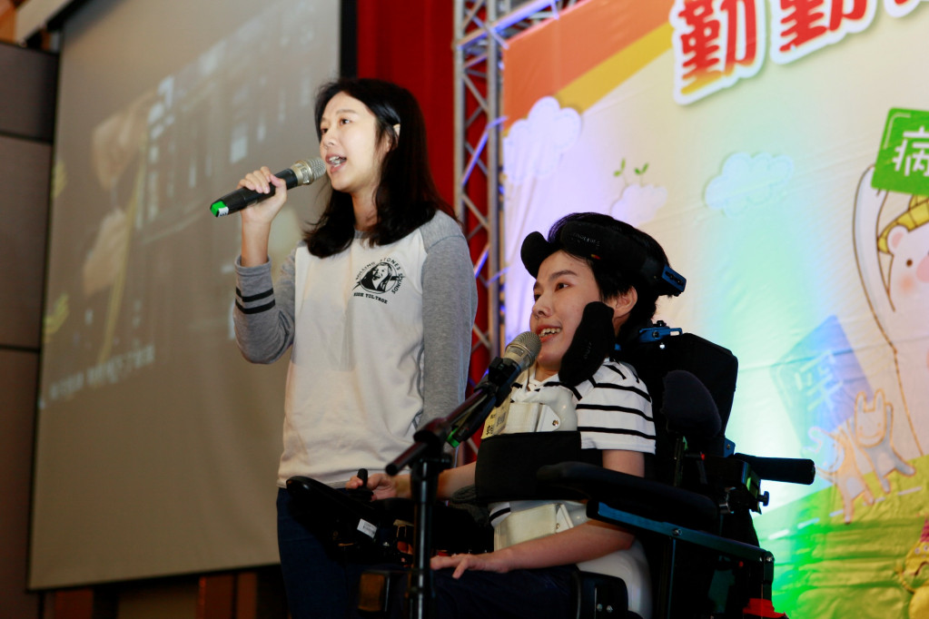 肌肉萎縮症病友李怡潔與朋友共同演唱總統教育獎主題曲佳作歌曲「Dont give up Get back up」。圖/罕病基金會提供