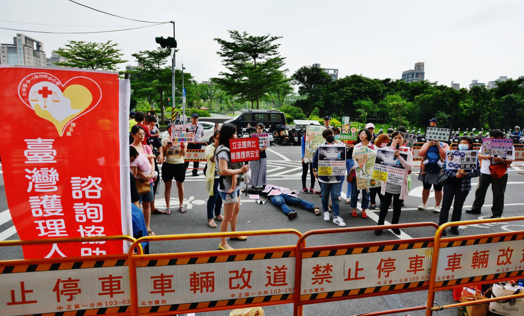 台灣護理人員諮詢協助團昨（25）日至民進黨前抗議（郭文宏攝）20160525