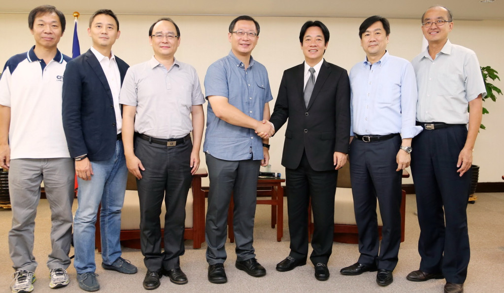 中華職棒聯盟會長吳志揚今（16）日拜會南市長賴清德，吳志揚表示台南球場已完成消毒工作，統一7-eleven獅台南主場比賽將正常進行(照片/南市府提供)