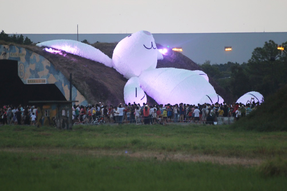 超大玉兔今傳出火警意外,大半邊燒得焦黑。(記者何豪毅攝,民報合成)