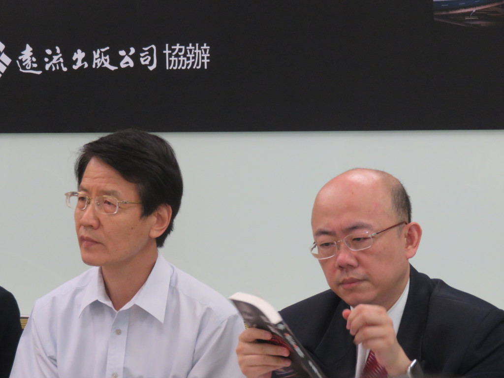 文化大學教授、前立委郭正亮（右）認為，明年下半年兩岸關係恐現衝擊波，一至五月是關鍵。（記者唐詩攝影）20150723