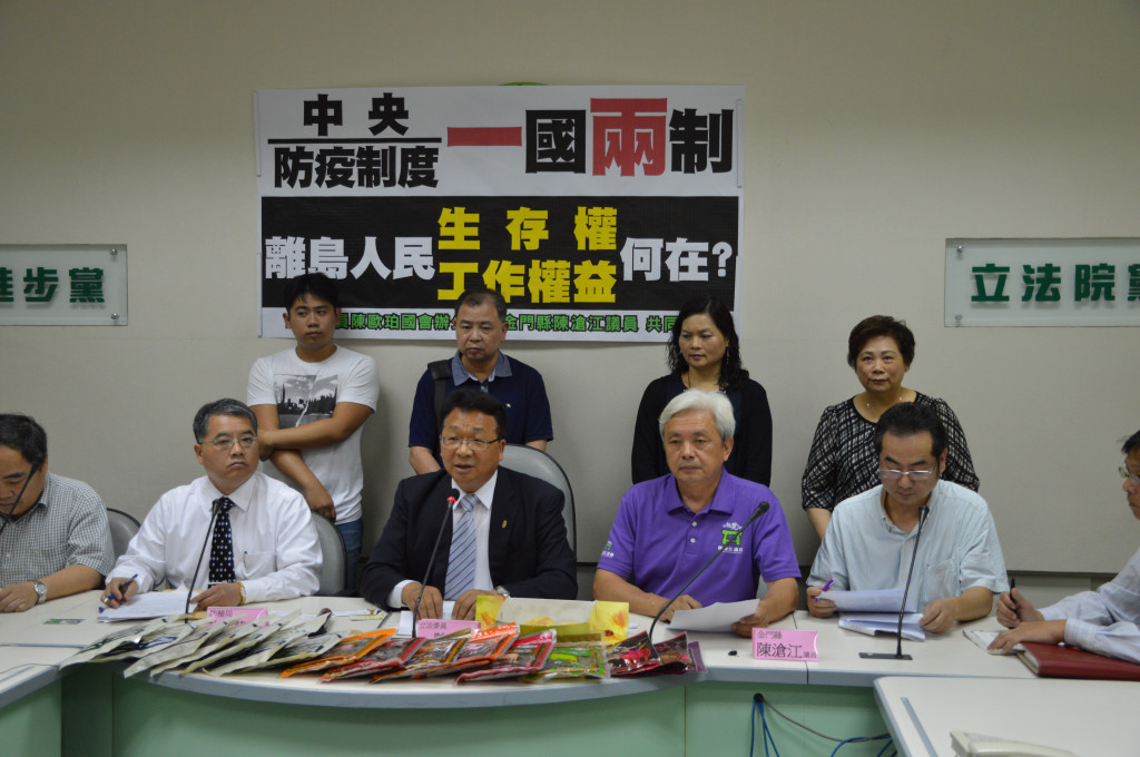 立委陳歐珀要求農委會能針對金門牛肉口蹄疫情進行全面性監測金門所有的畜牧場並控制疫情，若無新案例或病毒，就應開放金門的肉品和加工品輸台。免於中央政府矯枉過正，影響金門縣的觀光旅遊及特產業者。（照片：立委陳歐珀辦公室提供）