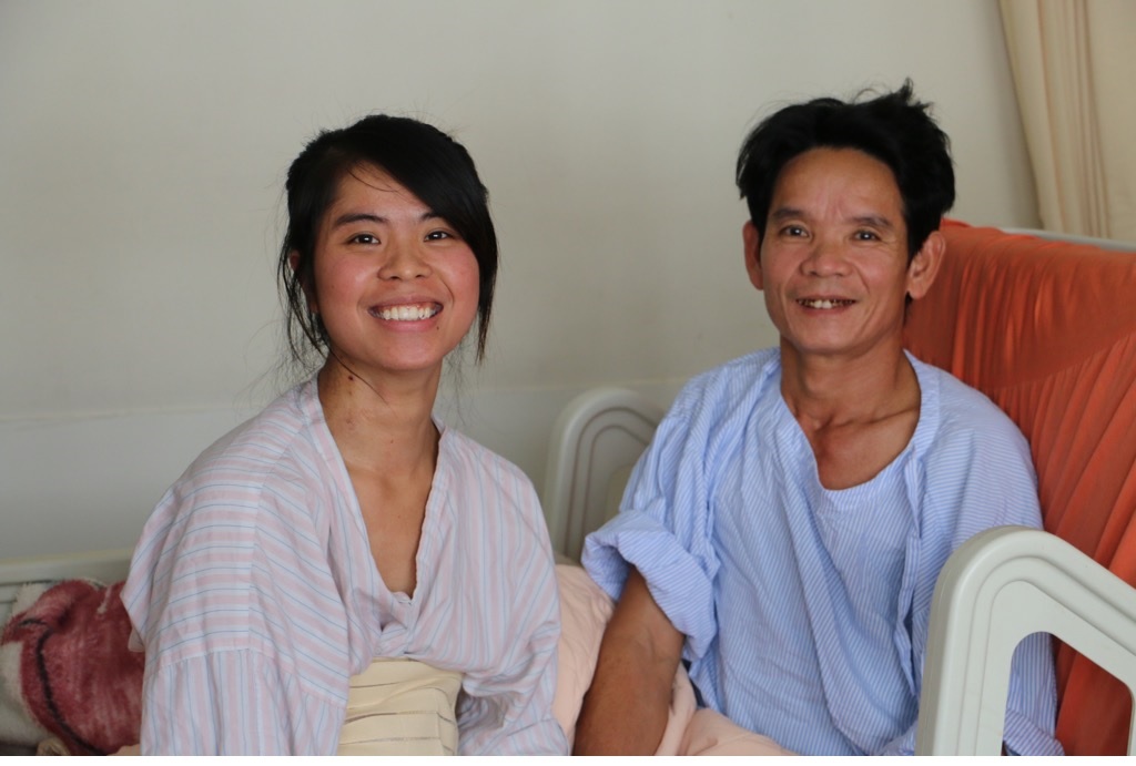 裴氏鸞（左）的父親（右）跨海捐腎救女，兩人感情甚篤。圖／北醫提供