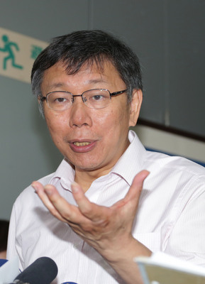 台北市長柯文哲今天受邀出席表揚愛心志工，講了一個英國首相邱吉爾及發明盤尼西林的弗萊明的故事，他認為善心可以相互傳染，希望能促成更多的善心善念，讓台灣社會越來越好。（中央社20150616）