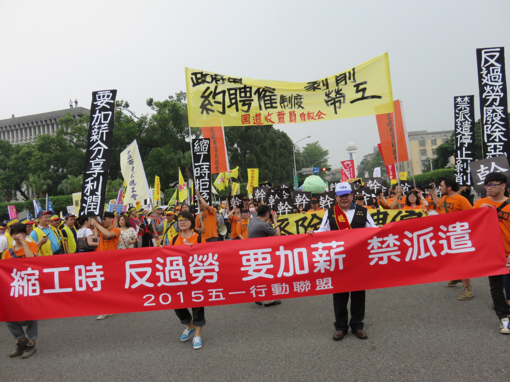 五一勞動節，勞工不開心！上萬名勞工日走上街凱，怒吼「縮工時、反過勞、要加薪、禁派遣」（記者林冠妙攝20150501）