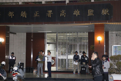 高雄大寮監獄發生挾持事件震驚中外，有媒體爆料當時有第7人身穿囚衣在現場，法務部今天出面澄清絕無此事。（資料照片，中央社）20150217