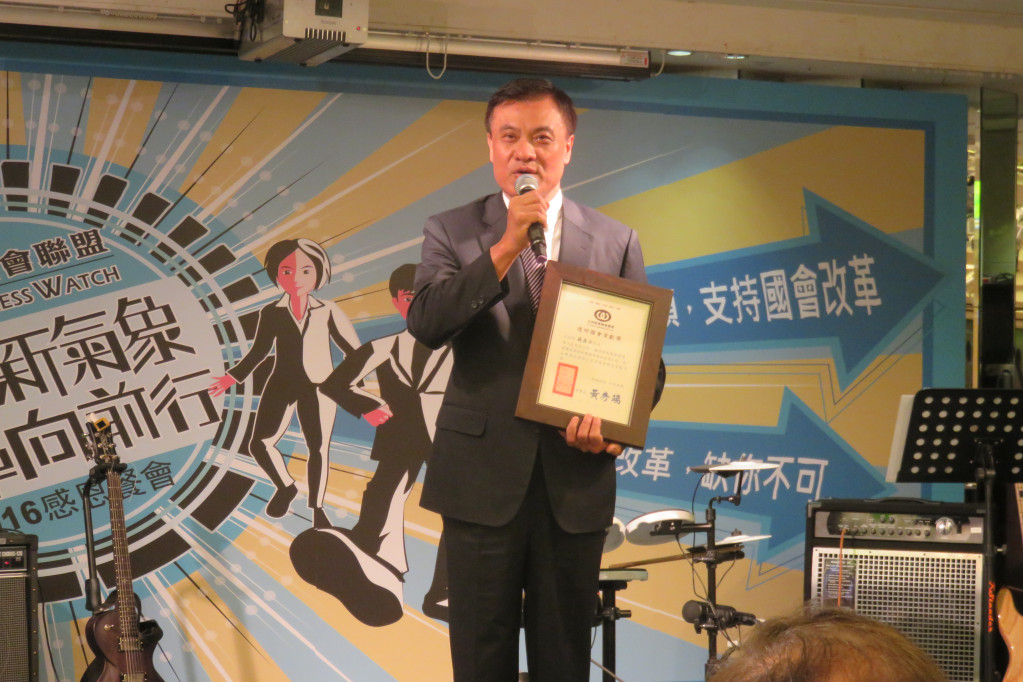 立法院長蘇嘉全25日出席公民監督國會聯盟餐會,獲頒「透明國會貢獻獎」。(記者林冠妙攝)