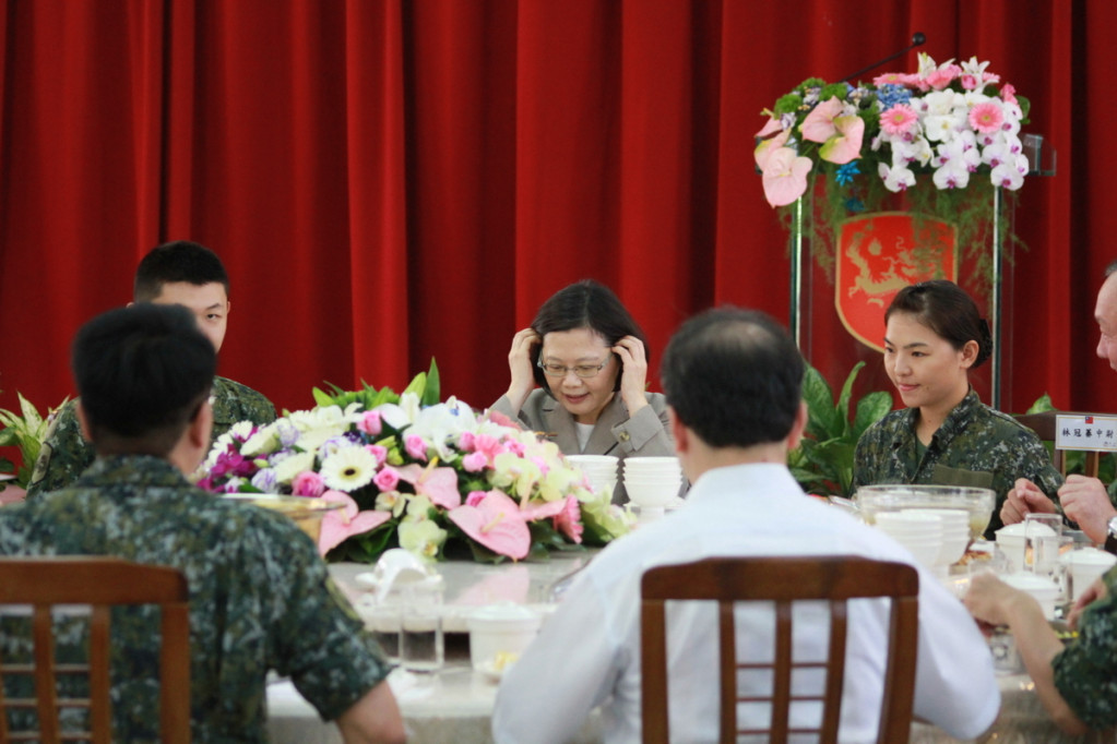 總統蔡英文今天視察陸軍153旅，頒加菜金並與官兵共進午餐。圖為蔡總統低頭端詳菜色。(何豪毅攝)20160604