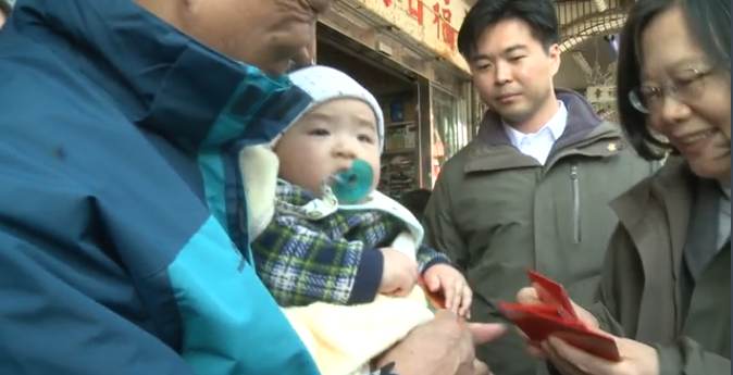 蔡英文總統26日下午前往馬祖南竿鄉介壽村與「台灣旅馬同鄉會」慰勉寒暄,並發送福袋給當地民眾。圖/總統府提供