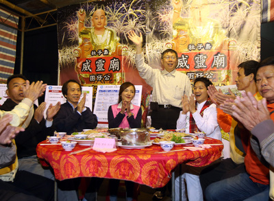 台北市長柯文哲27日赴社子島Homestay，夜宿浮洲王厝，和當地居民一起吃「叩謝飯菜」。（中央社）