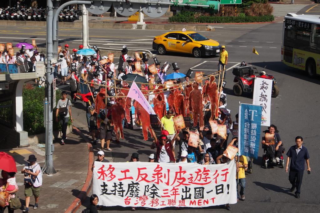 移工團體2日發起反剝皮大遊行，約1500人參加，現場並出動「人皮道具」，抗議仲介每3年要剝移工一次皮。圖／張家銘