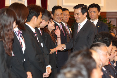 總統馬英九(右2)20日在總統府接見「國際青年商會中華民國總會」第63屆領導幹部。(中央社)20150420