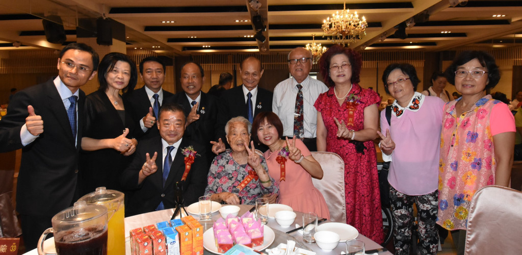 108歲人瑞梁李險女士（前排中）說她長壽的秘訣是吃芭樂及焢肉飯。彰化縣長夫人劉慧如及彰化同鄉總會長蔡天啟，在「高齡人瑞同學會」中分坐兩旁同享人瑞的喜氣。圖／彰化縣政府