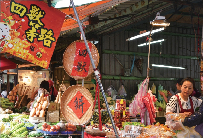 「四獸等路」的招牌是取自台語諧音，「零食」、「伴手禮」的台語發音分別近於「四獸」與「等路」，此舉也成功吸引顧客注意。