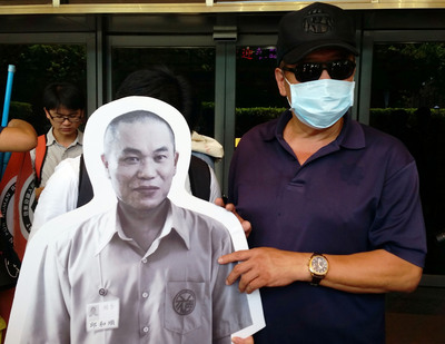 27年前學童陸正撕票案主謀邱和順2011年死刑定讞。自稱當年負責押解的吳姓員警（右）表示，聽到邱遭刑求逼供，今出面為邱喊冤。（中央社）20150609