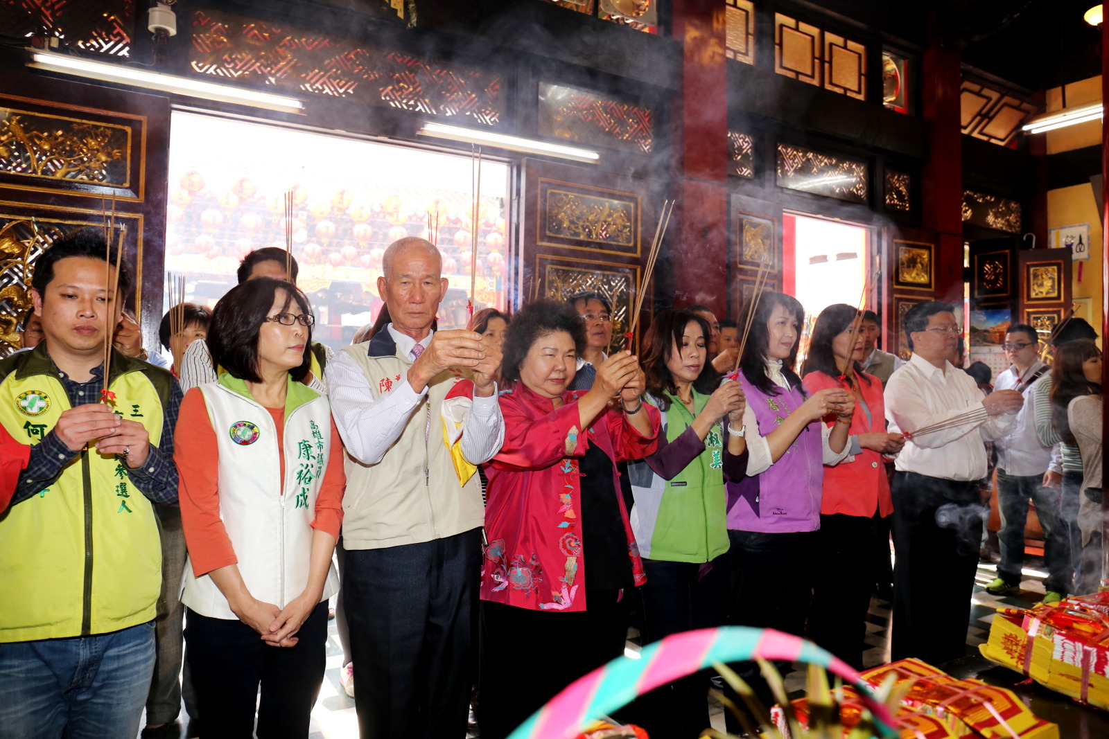 大年初二,高雄市長陳菊(左4)今(1)日前往三民區三鳳宮參拜並發送紅包。(照片來源:高雄市政府)