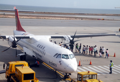 交通部民航局證實，復興航空編號GE222號、ATR72型渦輪螺旋槳客機，因故無法降落，下午7時迫降澎湖縣湖西鄉西溪村。圖為復興航空同型飛機。（檔案照片）中央社 