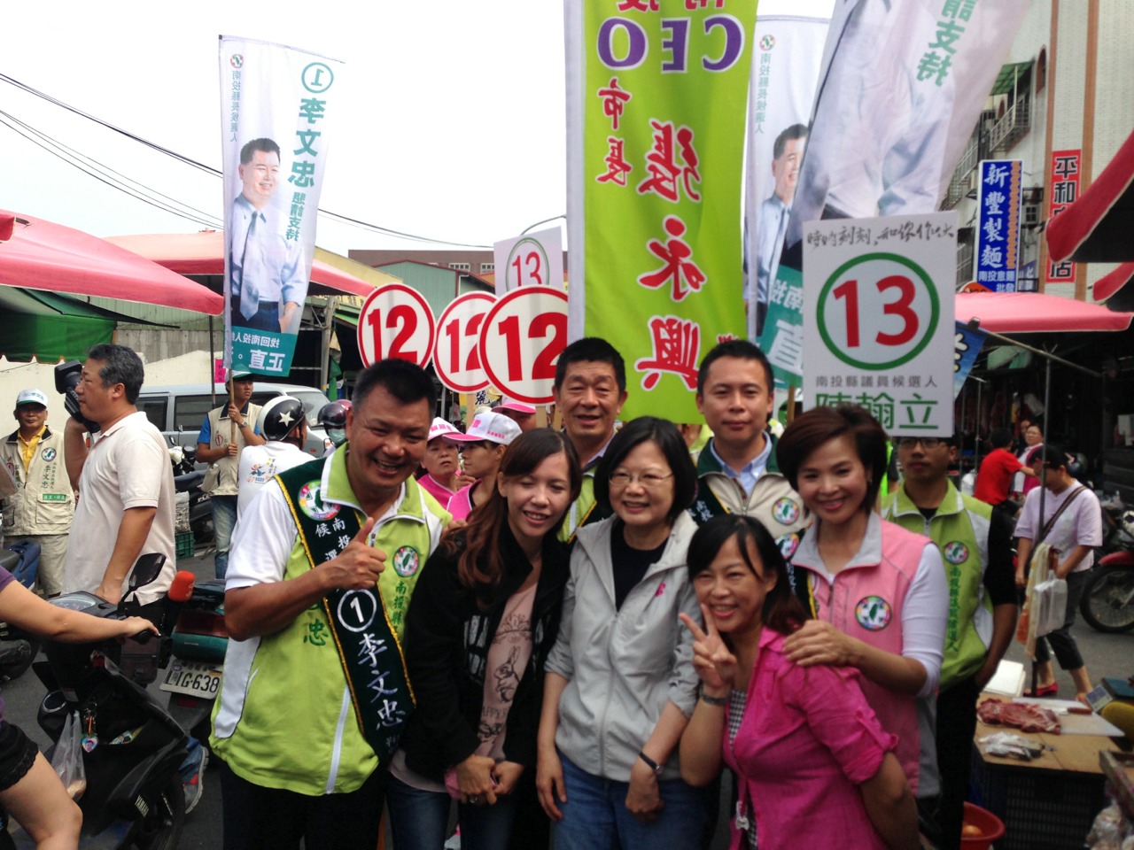 蔡英文今陪同李文忠掃街拜票。（民進黨提供）