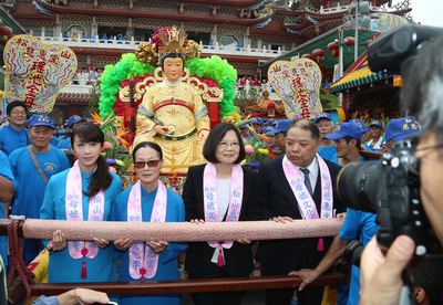 民進黨主席蔡英文（前右2）1日在松山慈惠堂出席2015台北母娘文化季活動，向瑤池金母祭拜祈福，並與堂主郭葉子（前左2）等人共同扶轎。（中央社）20150501