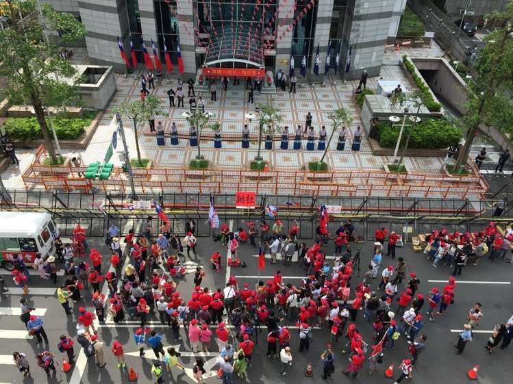 前立委林正杰10日率眾到國民黨中央黨部前「挺柱」,與警方隔著拒馬對峙。(資料照片/中央社)