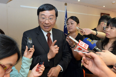 金管會主委曾銘宗（圖中）近期頻頻出招想要救股市，儼然成了「救股主委」，但股民並不領情，甚至狂批開錯藥方、沒有對症下藥，今日台股大跌還讓他的臉書成了股民出氣筒。
